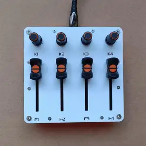 MIDI-Controller mit 4 Reglern und 4 Fadern sowie Anpassbarer CC-Belegung