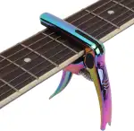 Kapodaster für Gitarre, Metall Capo Gitarre, Einstellwerkzeug für Klang mit Plektrenhalter und Aufbewahrungsbeutel für Akustik-, E-Gitarre, Bass, Ukulele, Mandoline und Banjo (7,3x8,5x1,3 cm)